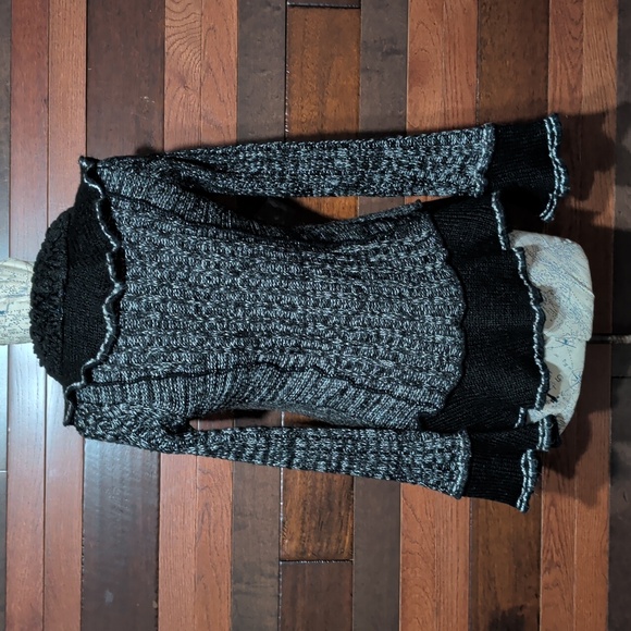 Sioni Women's Black and Gray Sweater - Picture 8 of 10